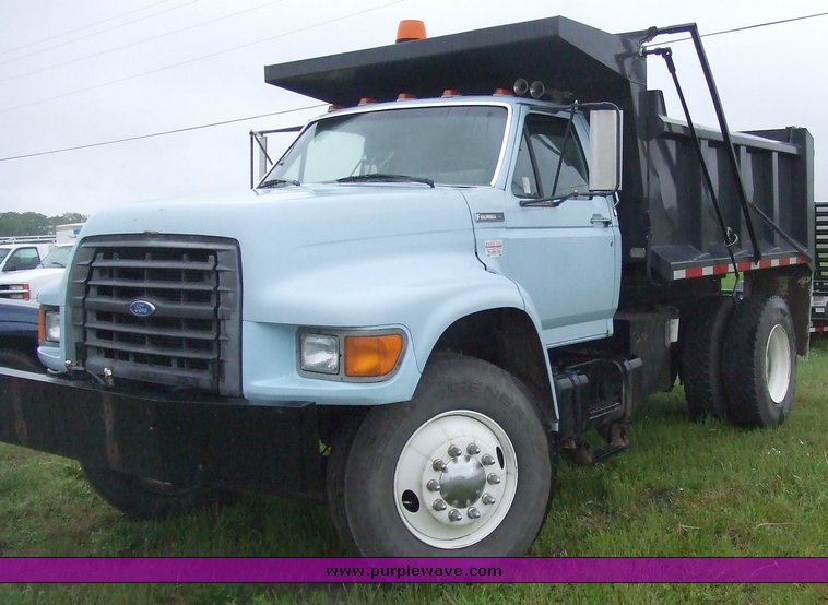 image for item 2136 1997 Ford F800 dump truck