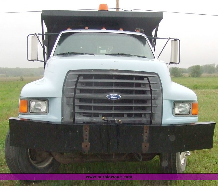 image for item 2136 1997 Ford F800 dump truck