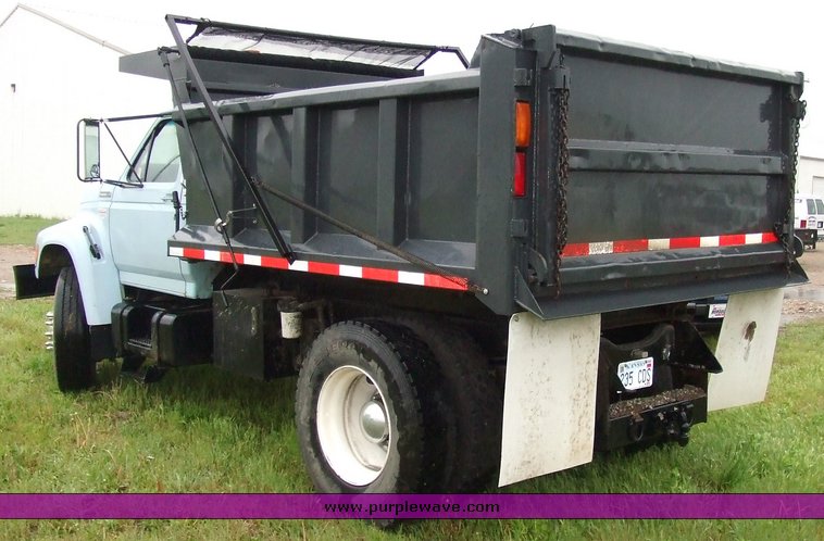 image for item 2136 1997 Ford F800 dump truck