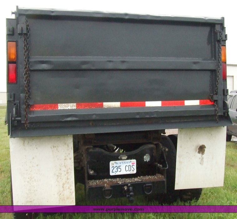 image for item 2136 1997 Ford F800 dump truck