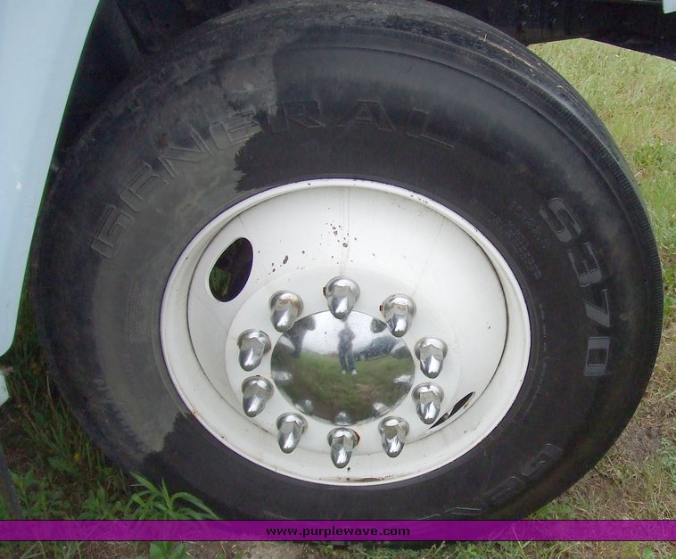 image for item 2136 1997 Ford F800 dump truck