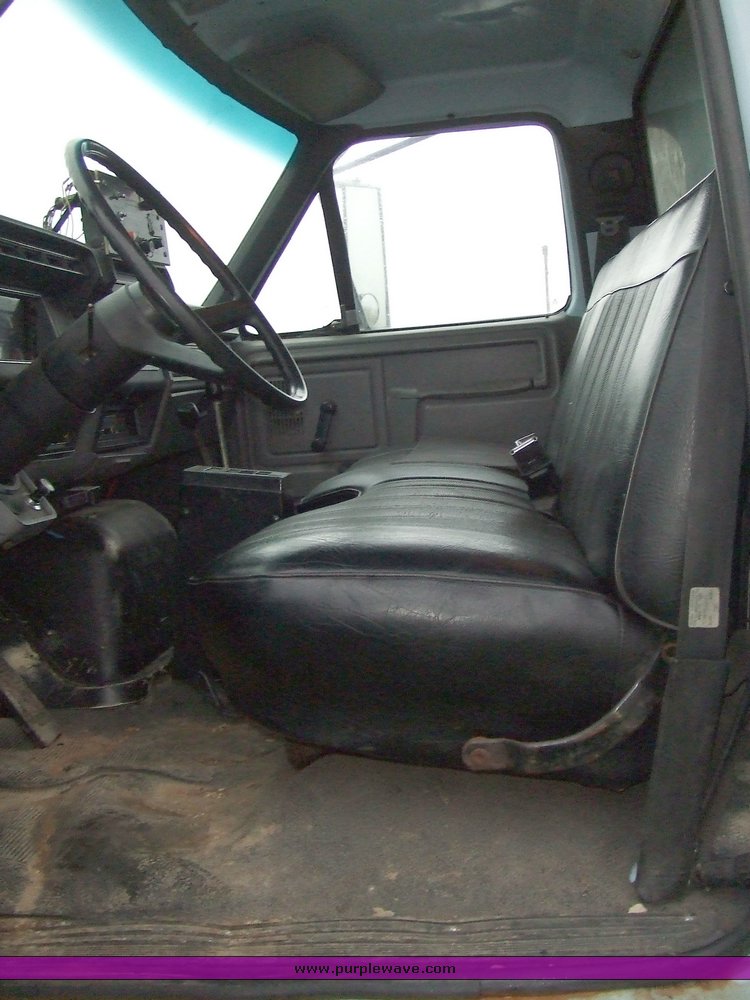 image for item 2136 1997 Ford F800 dump truck