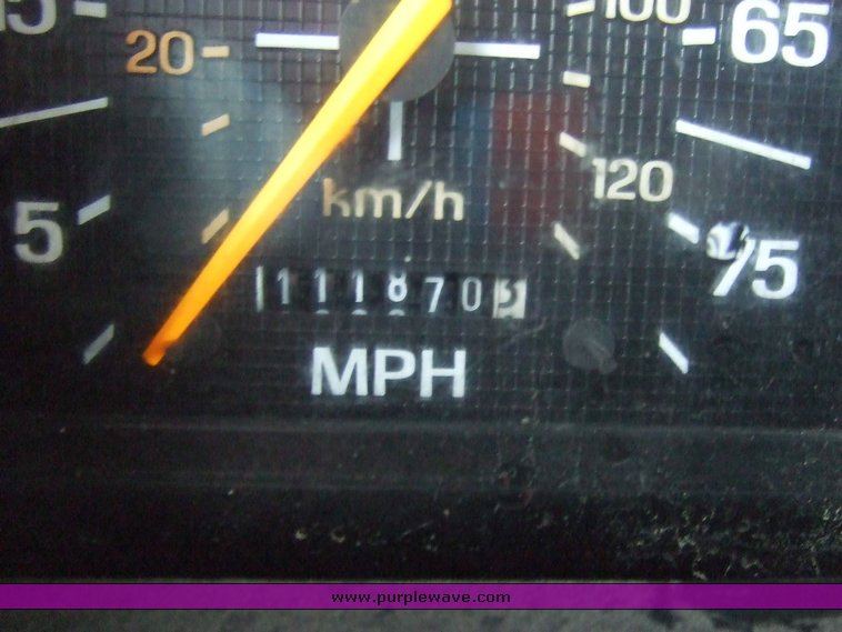 image for item 2136 1997 Ford F800 dump truck