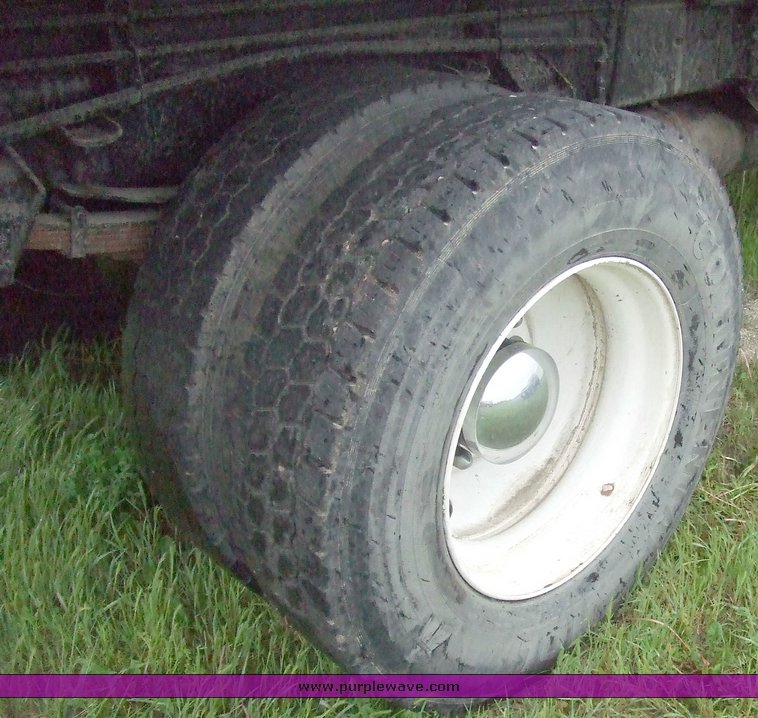 image for item 2136 1997 Ford F800 dump truck