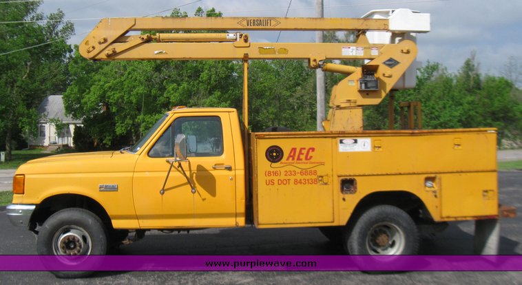 image for item 2196 1991 Ford F Super Duty bucket truck