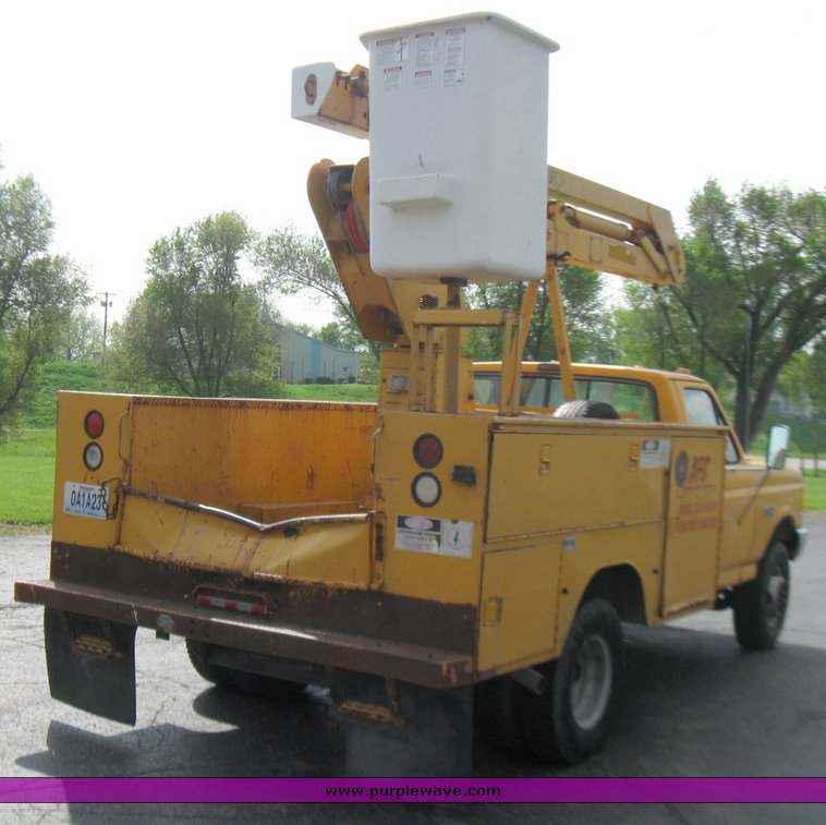 image for item 2196 1991 Ford F Super Duty bucket truck