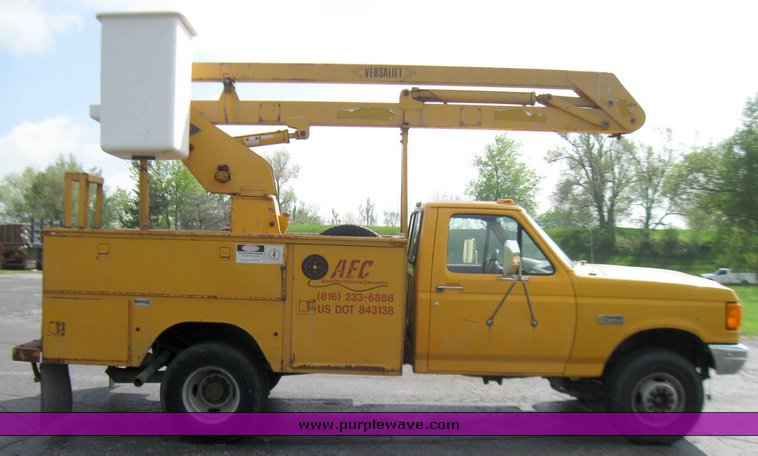 image for item 2196 1991 Ford F Super Duty bucket truck