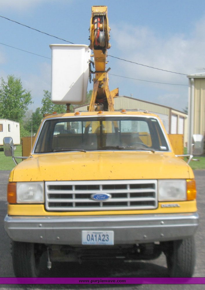 image for item 2196 1991 Ford F Super Duty bucket truck