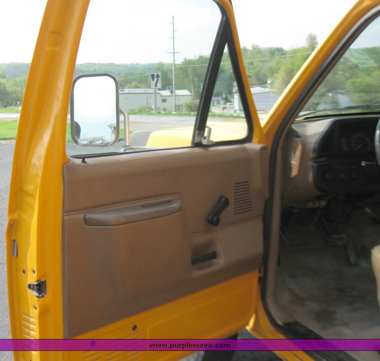 image for item 2196 1991 Ford F Super Duty bucket truck