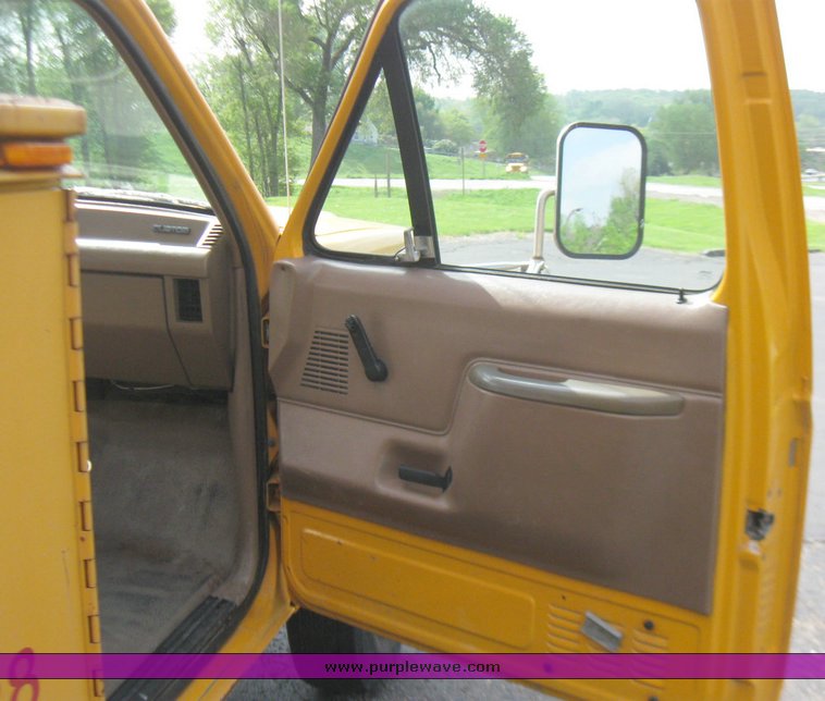 image for item 2196 1991 Ford F Super Duty bucket truck