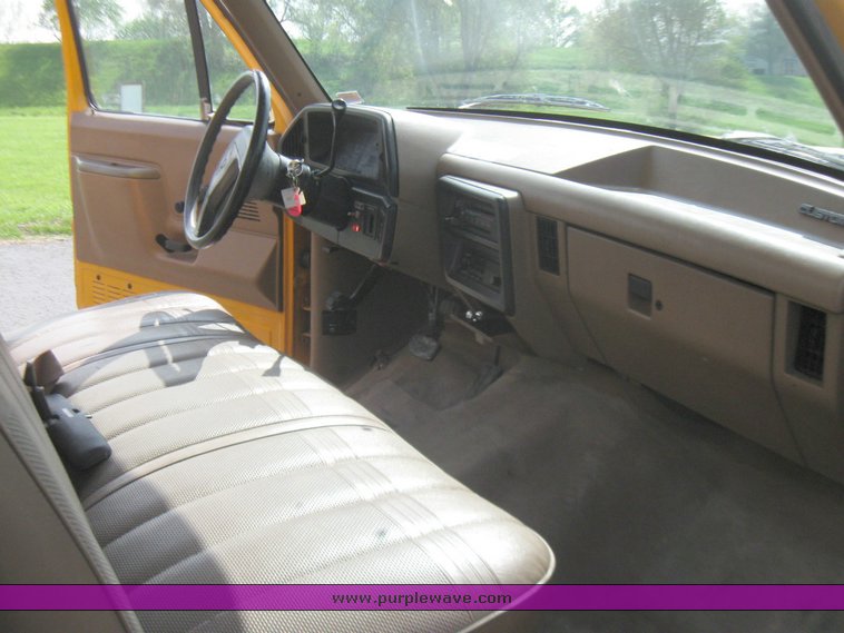 image for item 2196 1991 Ford F Super Duty bucket truck