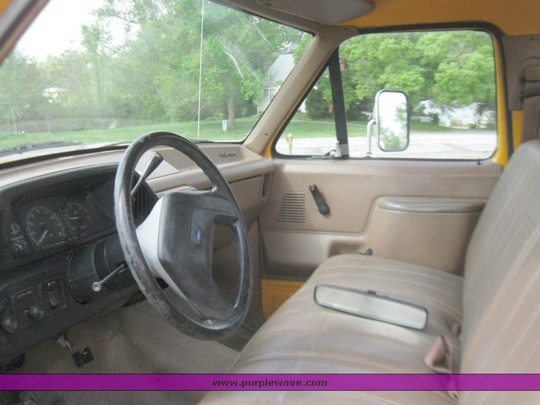 image for item 2196 1991 Ford F Super Duty bucket truck