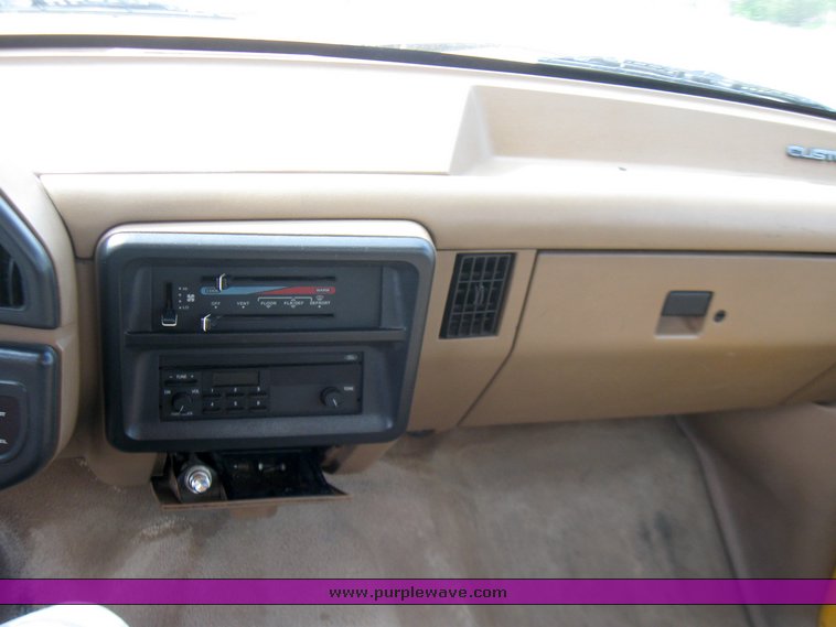 image for item 2196 1991 Ford F Super Duty bucket truck