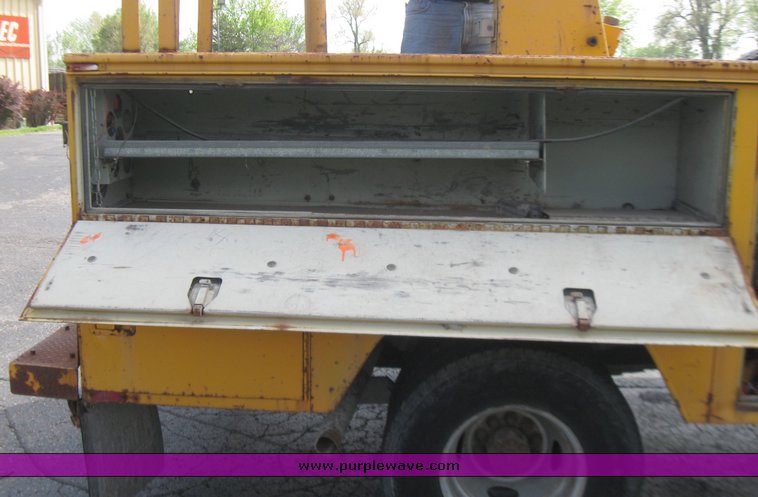 image for item 2196 1991 Ford F Super Duty bucket truck