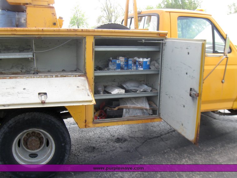 image for item 2196 1991 Ford F Super Duty bucket truck