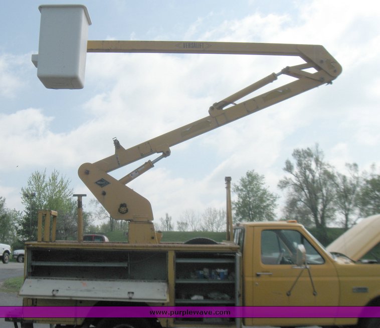 image for item 2196 1991 Ford F Super Duty bucket truck