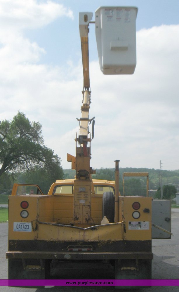 image for item 2196 1991 Ford F Super Duty bucket truck