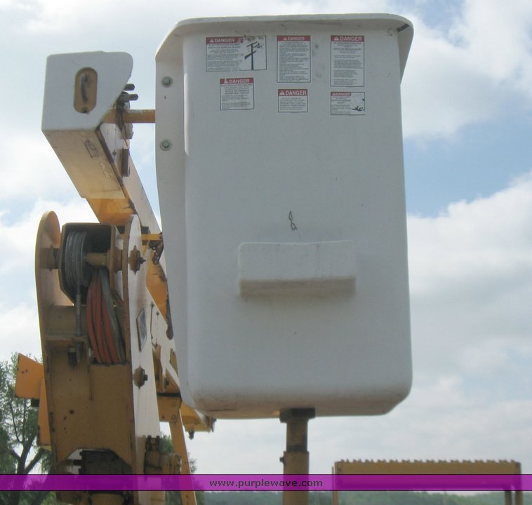 image for item 2196 1991 Ford F Super Duty bucket truck