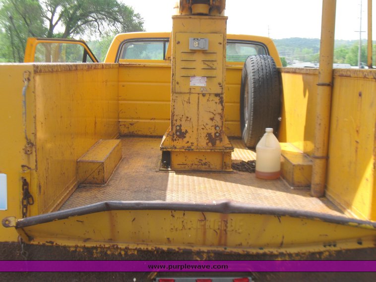 image for item 2196 1991 Ford F Super Duty bucket truck