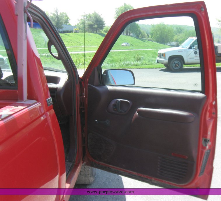 image for item 2201 1995 Chevrolet C2500 pickup