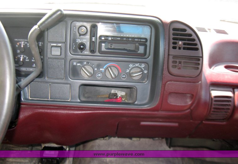 image for item 2201 1995 Chevrolet C2500 pickup