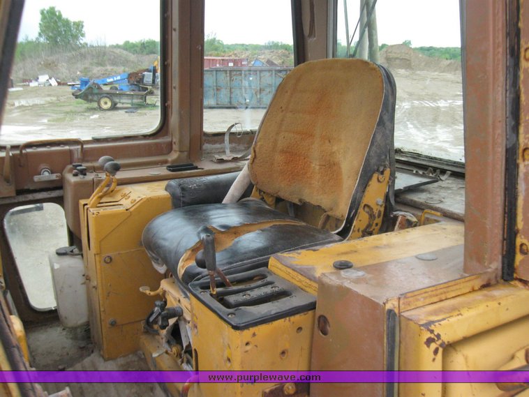 image for item 2360 Caterpillar 977L crawler loader