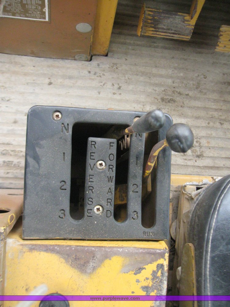 image for item 2360 Caterpillar 977L crawler loader