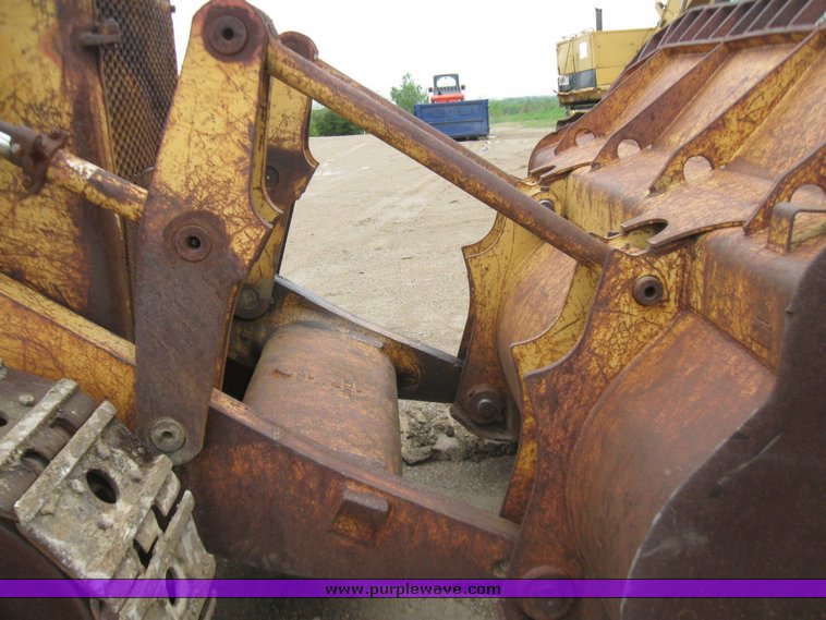 image for item 2360 Caterpillar 977L crawler loader