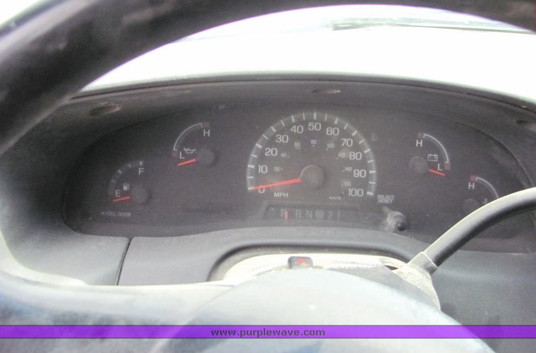 image for item 3137 2001 Ford F150 XL pickup