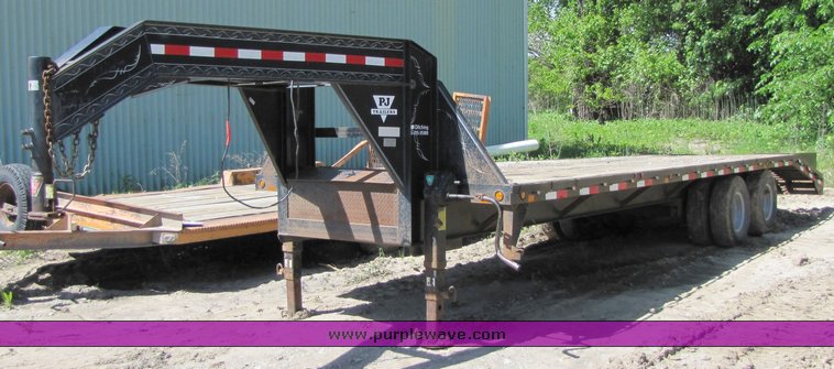 image for item 3268 2001 PJ gooseneck flatbed trailer with dovetail
