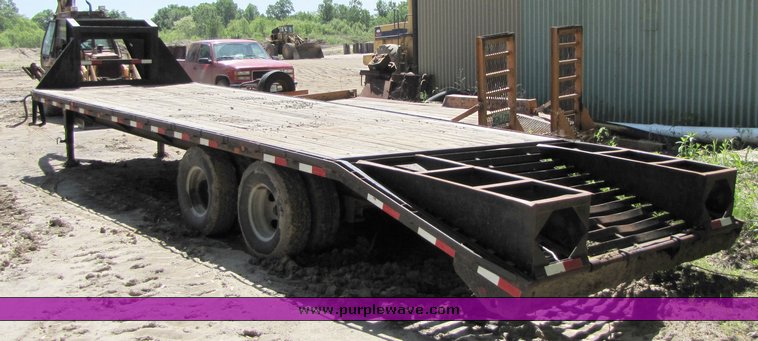 image for item 3268 2001 PJ gooseneck flatbed trailer with dovetail