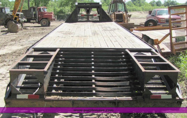 image for item 3268 2001 PJ gooseneck flatbed trailer with dovetail