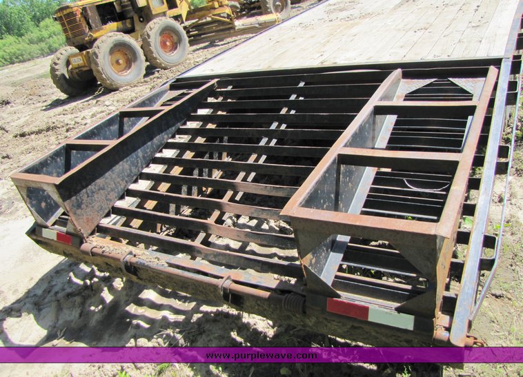 image for item 3268 2001 PJ gooseneck flatbed trailer with dovetail