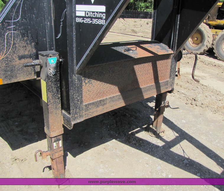 image for item 3268 2001 PJ gooseneck flatbed trailer with dovetail