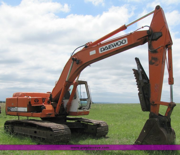 image for item 3270 1995 Daewoo 220 LC III Excavator