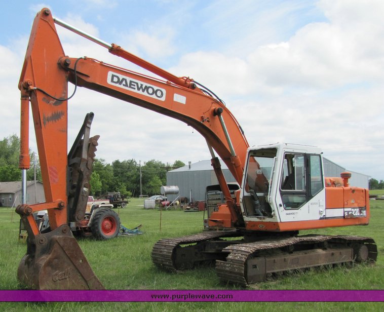 image for item 3270 1995 Daewoo 220 LC III Excavator