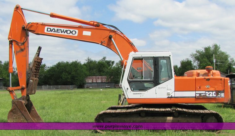 image for item 3270 1995 Daewoo 220 LC III Excavator