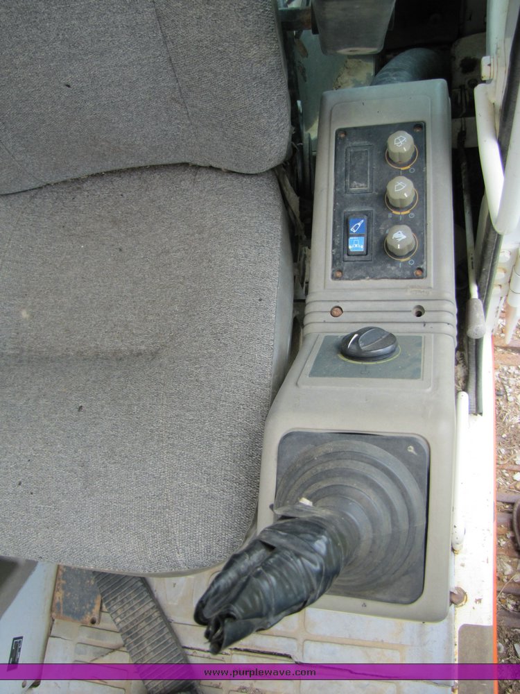 image for item 3270 1995 Daewoo 220 LC III Excavator