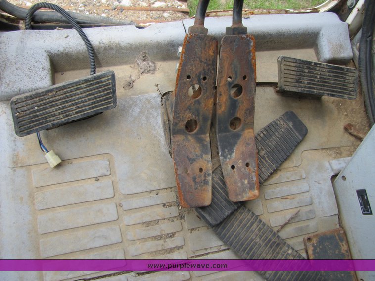 image for item 3270 1995 Daewoo 220 LC III Excavator