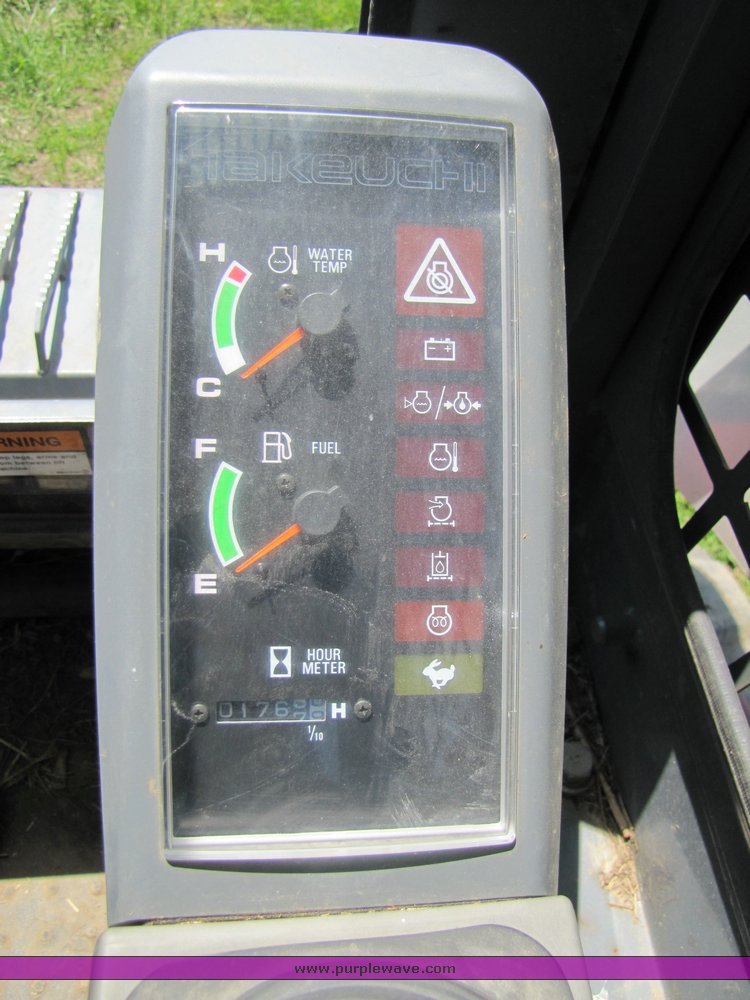 image for item 3271 2006 Takeuchi TL-140 skid steer