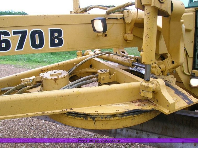image for item 3489 1993 John Deere 670B motor grader