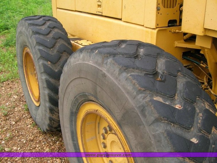 image for item 3489 1993 John Deere 670B motor grader