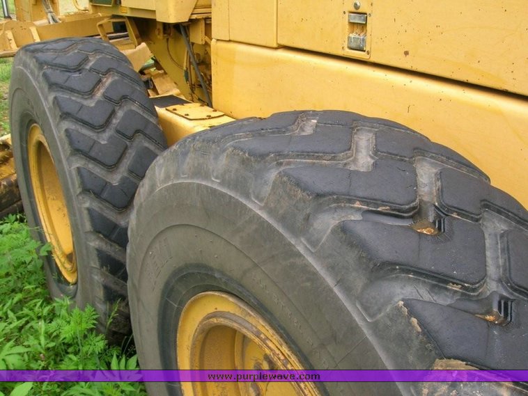 image for item 3489 1993 John Deere 670B motor grader