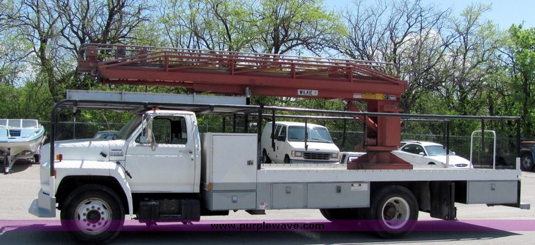image for item 4258 1993 Ford F700 ladder truck