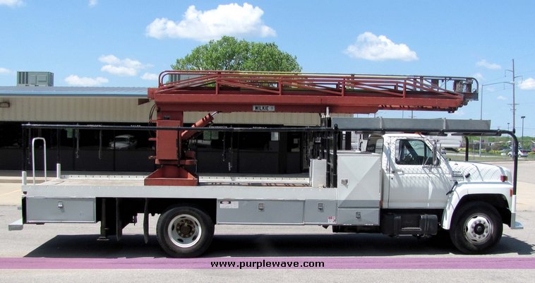 image for item 4258 1993 Ford F700 ladder truck