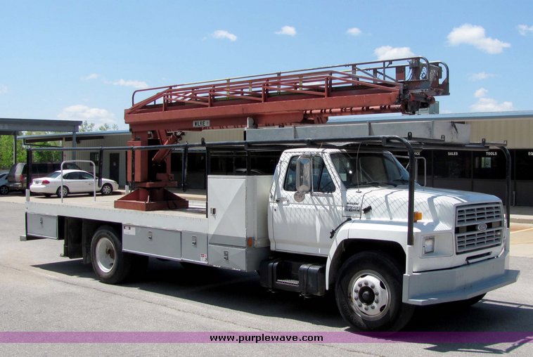 image for item 4258 1993 Ford F700 ladder truck