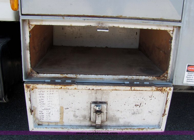 image for item 4258 1993 Ford F700 ladder truck