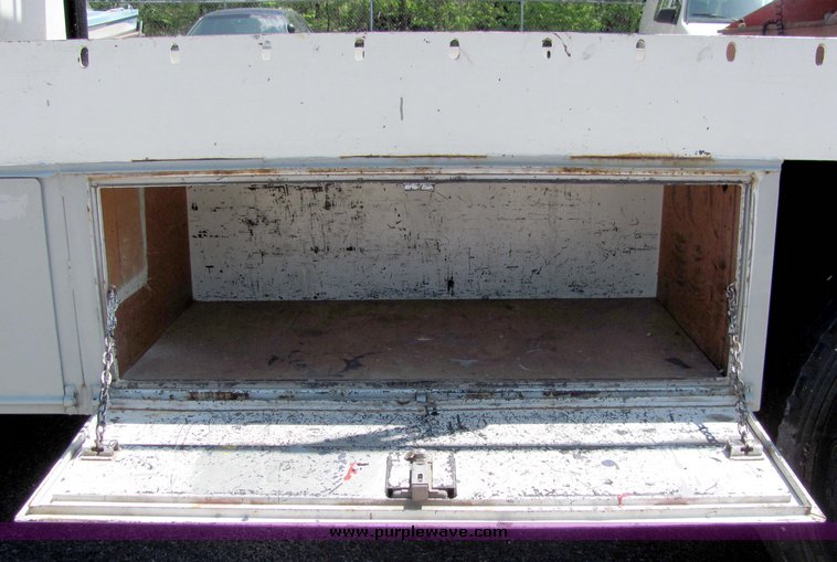 image for item 4258 1993 Ford F700 ladder truck