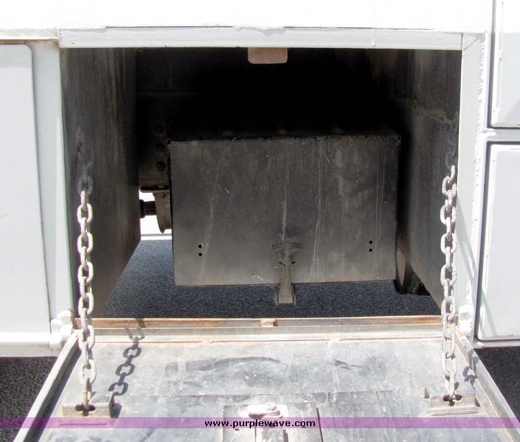 image for item 4258 1993 Ford F700 ladder truck