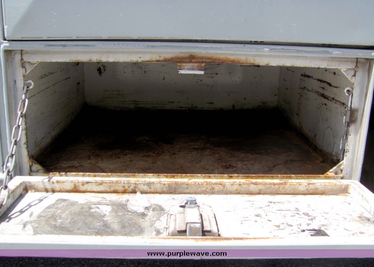 image for item 4258 1993 Ford F700 ladder truck